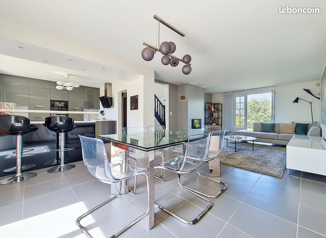 Maison 8 pièces 175 m² · à Brissac Loire Aubance · 175 m² · 369 800 €