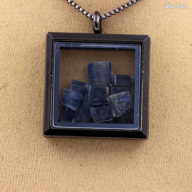 COLLIER KYANITE BRUT. Modèle carré. Couleur Noir (image 2)
