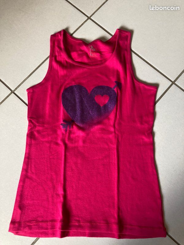 Vend débardeur fille taille 10 ans très bonne état prix 4 euros (image 1)