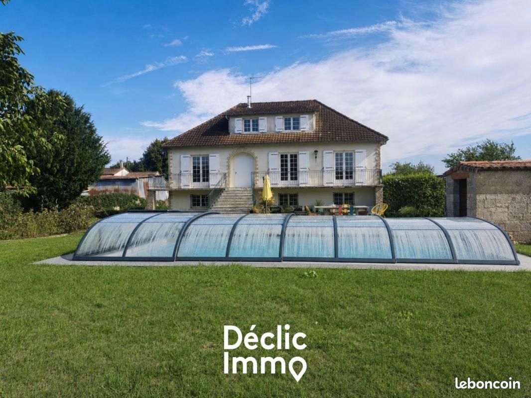 Maison 8 pièces 205 m² · à Vouillé · 205 m² · 374 000 €