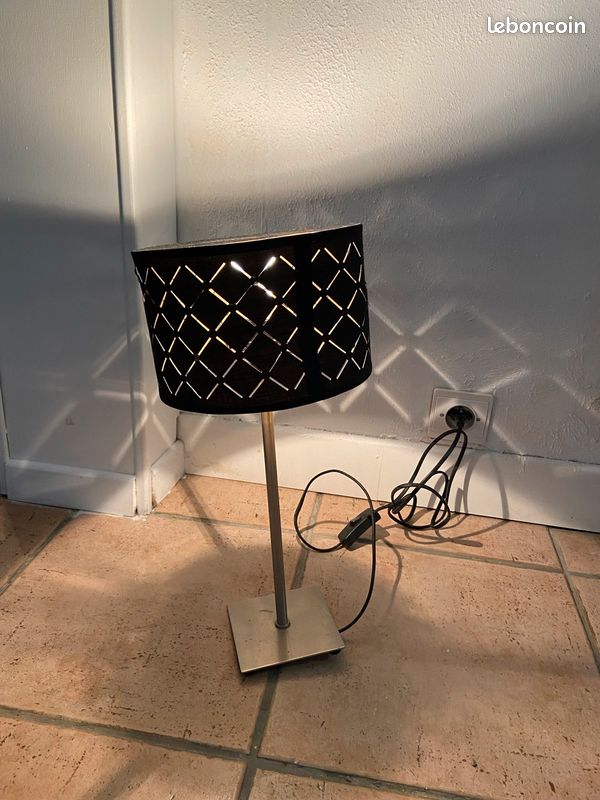 Lampe noire table (image 1)