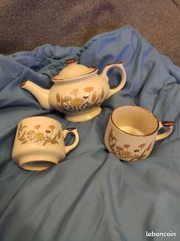 Théière avec ses deux tasses (image 1)