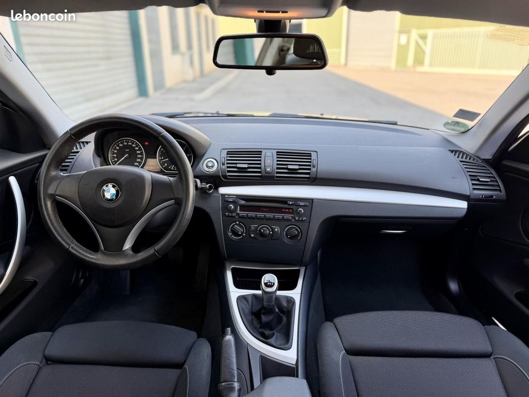 BMW SéRIE 1 COUPé 125i 3.0L 6 cylindres - Boîte manuelle - Montego Blue (image 17)