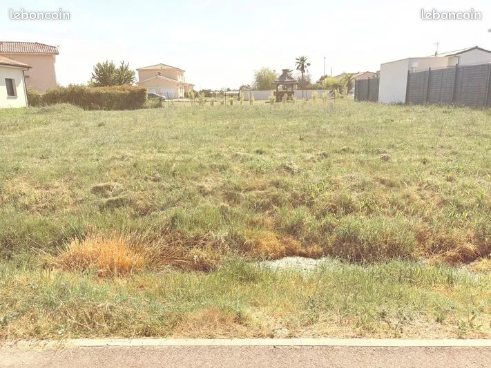 Terrain constructible viabilisé · à Castelsarrasin · 54 000 €