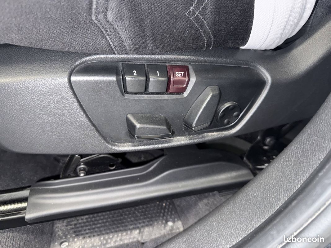 BMW X1 sDrive 18i 140 ch DKG7 xLine (image 18)
