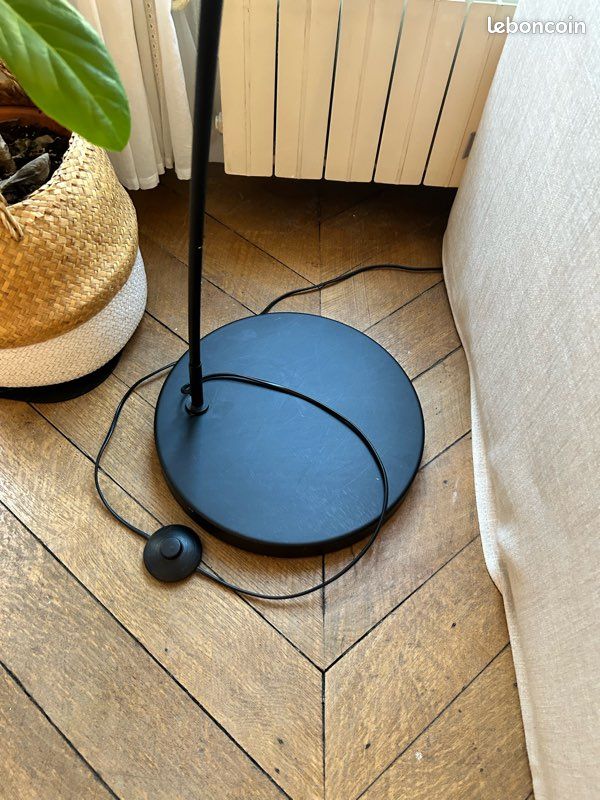 Lampadaire arc MADE.COM noir & doré – très bon état (image 3)