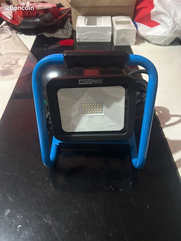 Projecteur de chantier LED orientable (image 1)