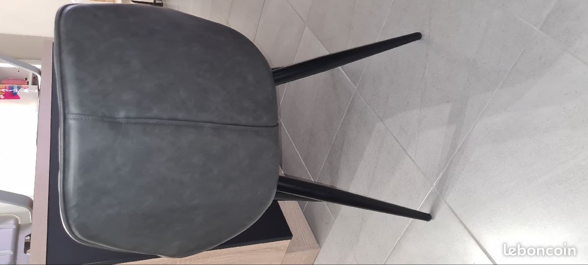 Chaise capitonnée surpiquée similicuir anthracite (image 2)