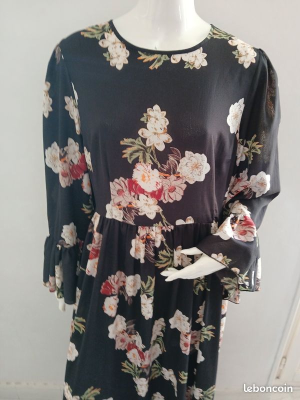 Robe Fleurie Boohoo - Taille 42, Microfibre, Longueur Genou, Occasion TB