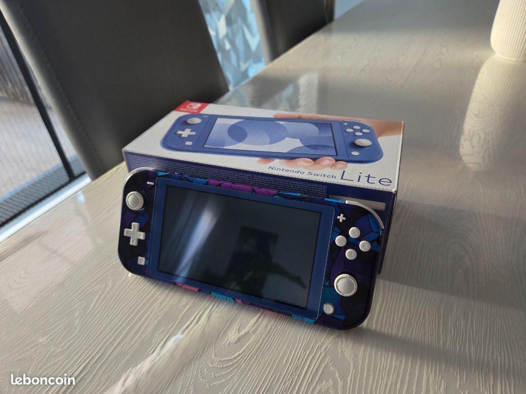 Nintendo Switch Lite - Quasi-neuve (Garantie jusqu'en 2027) (image 1)