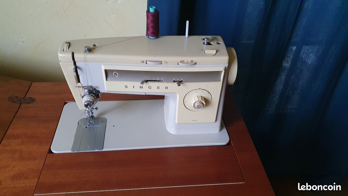 Machine à coudre Singer dans meuble de rangement (image 7)