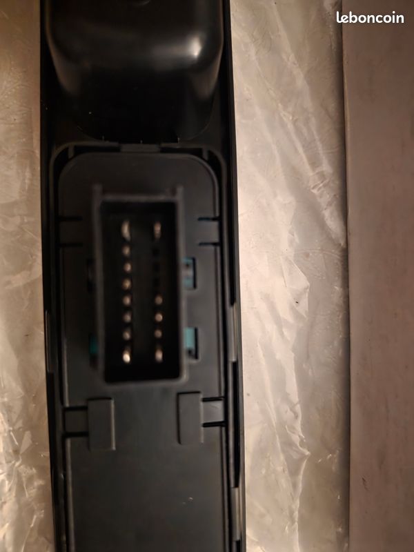 Commande lève vitre et réglage des rétroviseurs Peugeot 207 CC ou 3 portes .
Se monte sur d'autres modèles Peugeot Citroën.
Piece neuve et jamais servi.
Prix:35 euros.
Voir photos.
Merci (image 3)
