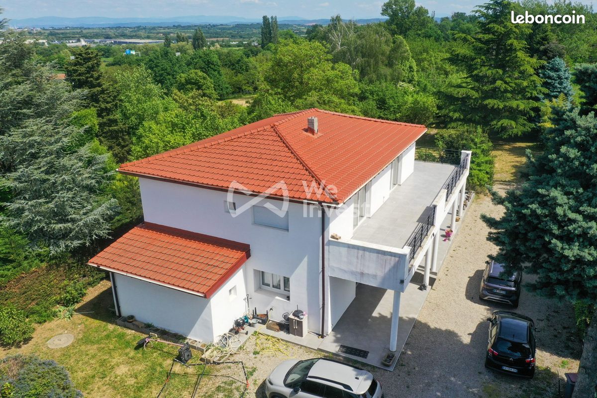 Maison 6 pièces 216 m² · à Saint-Laurent-de-Mure · 216 m² · 575 000 €