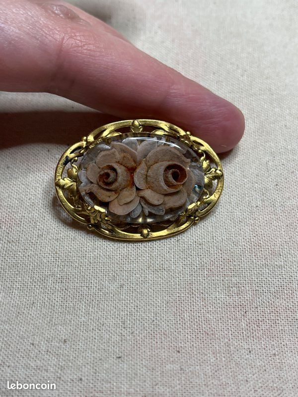 Broche vintage en lucite signée LAHR : épinglette bohème éventail pliée - France