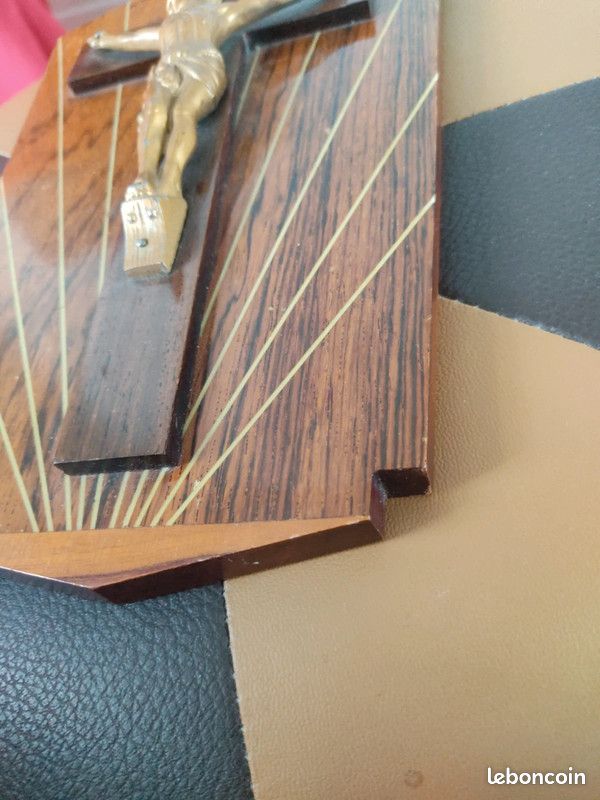 Joli crucifix en bois formica (image 3)
