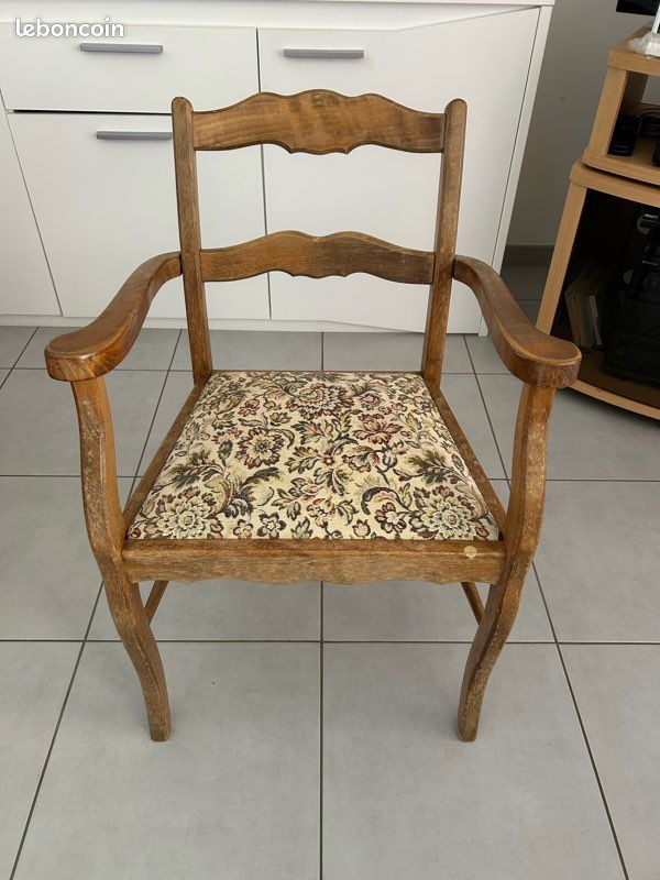 Fauteuil en bois et tapisserie (image 1)