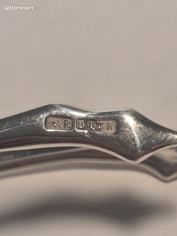 Pince à sucre en argent massif 925.
Fabrication britannique (Angleterre).
Nombreux monogrammes et gravures, voir les photos.
En bon état (image 2)