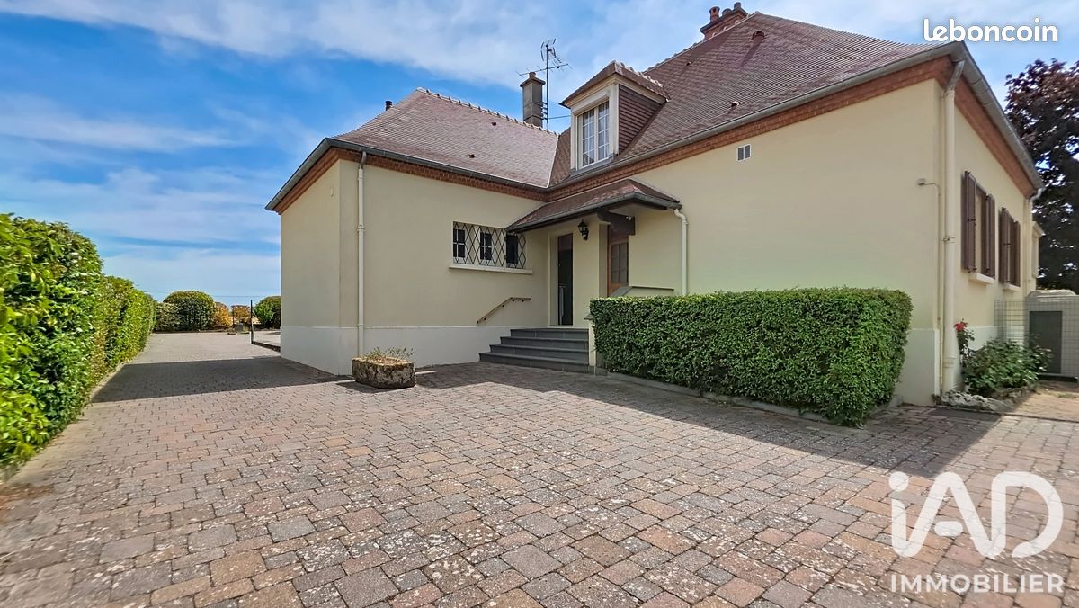 Maison 9 pièces 202 m² · à Cressanges · 202 m² · 296 000 €