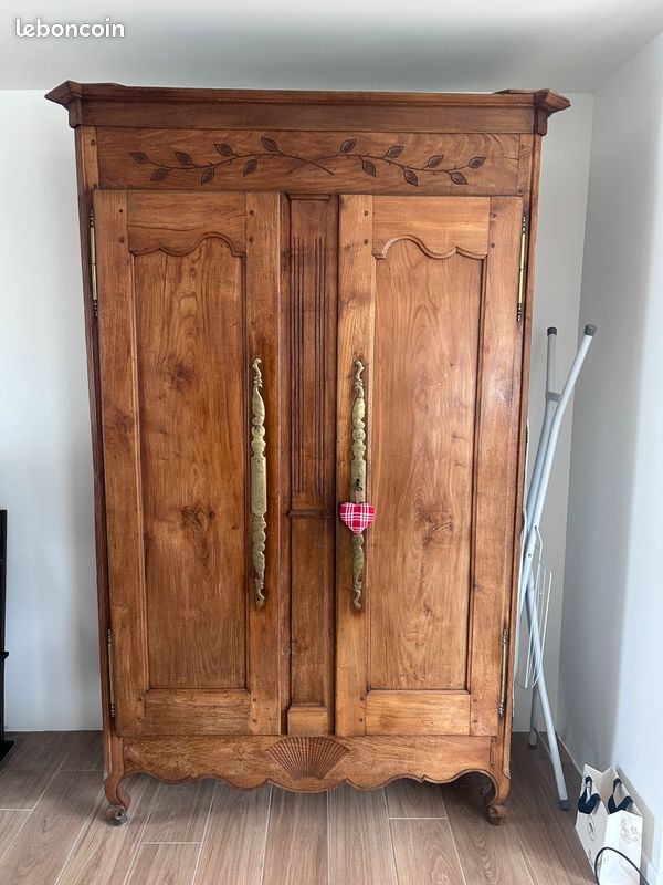 Belle armoire en bois d’epoque (image 1)