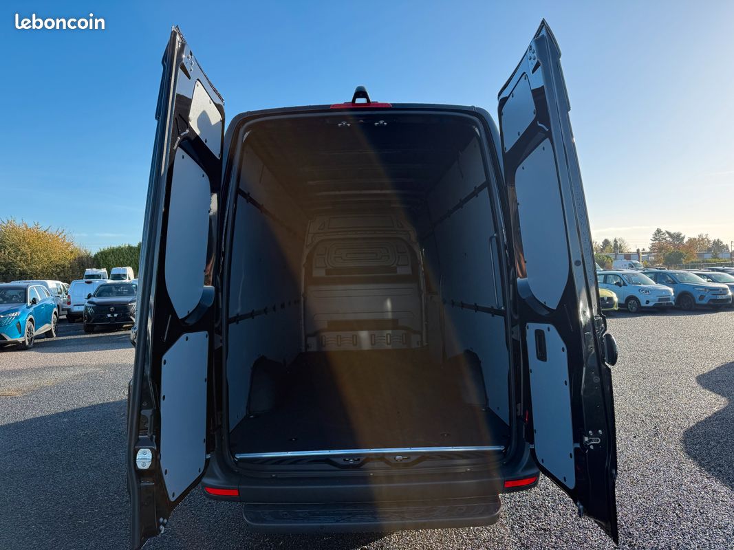 47 990 HT Edition 30 ANS Mercedes SPRINTER 317 CDI 170 CH BVA9 L3H2 939 Euro(s)HT/MOIS (image 5)