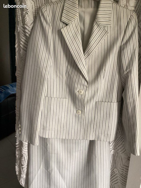 Ensemble blanc rayé gris, jupe, veste, taille 40 (image 1)
