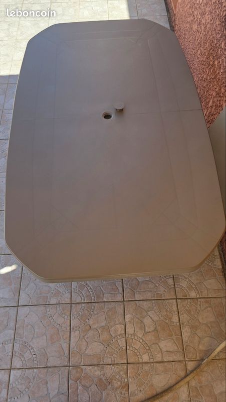 Table de jardin Grosfillex en résine avec rallonge (Taupe) (image 1)
