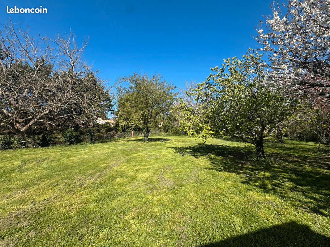 SAINT-BENOIT - Magnifique terrain arboré de 1295m² à découvrir · à Saint-Benoît · 134 000 €
