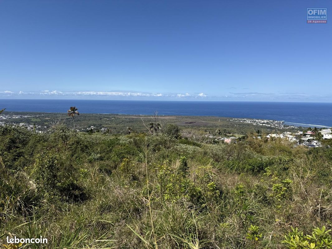 Terrain 621 m² · aux Avirons · 176 550 €