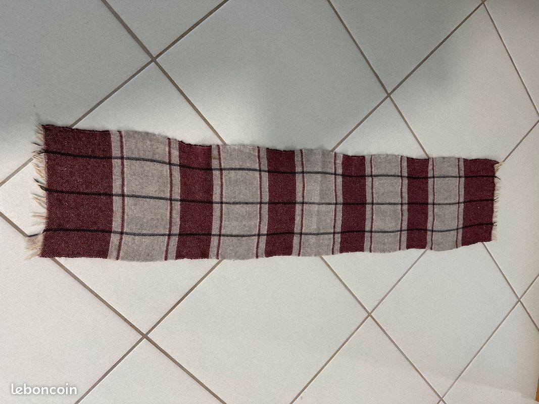 Écharpe beige et bordeaux (image 2)