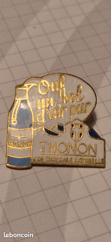 Pin's THONON OUF UN BOL D'AIR PUR EAU MINÉRALE NATURELLE (image 1)