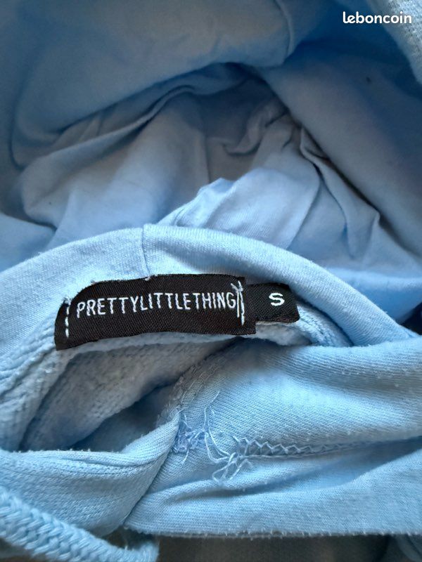 PRETTYLITTLETHING Sweat À Broderie Bleu Marine | PrettyLittleThing FR