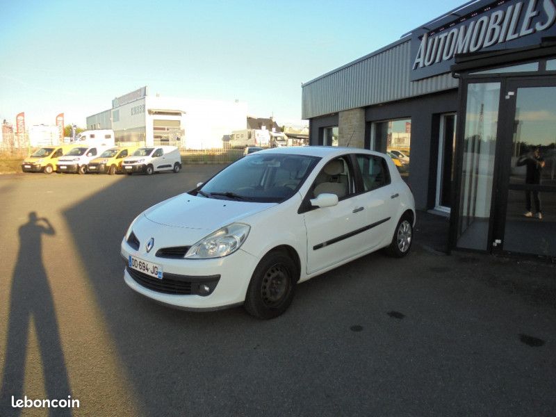 Renault CLIO III 1.5 DCI 85CH EXPRESSION 5P (image 2)