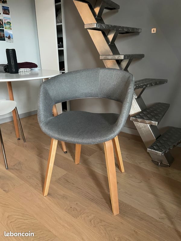 Chaise en tissu gris (image 1)