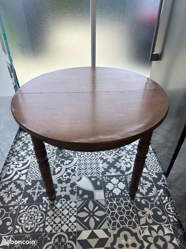 Table ronde en bois (image 1)