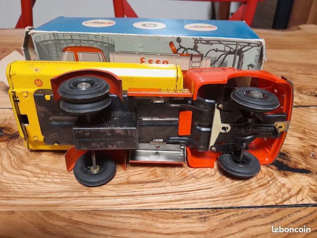 Très Ancien et Rare Camion Tôle Publicitaire Citerne Shell