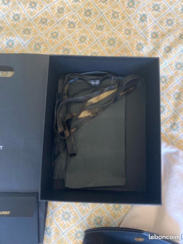 Sac à main YSL Loulou Small noir et or (image 12)