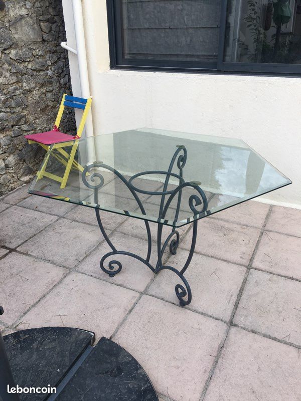 Table avec pied fer forgé et plateau en verre (image 2)