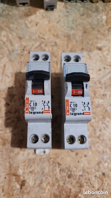 Disjoncteur Legrand 10A Réf. 06017 - Occasion Bon État - Pour Tableau Électrique