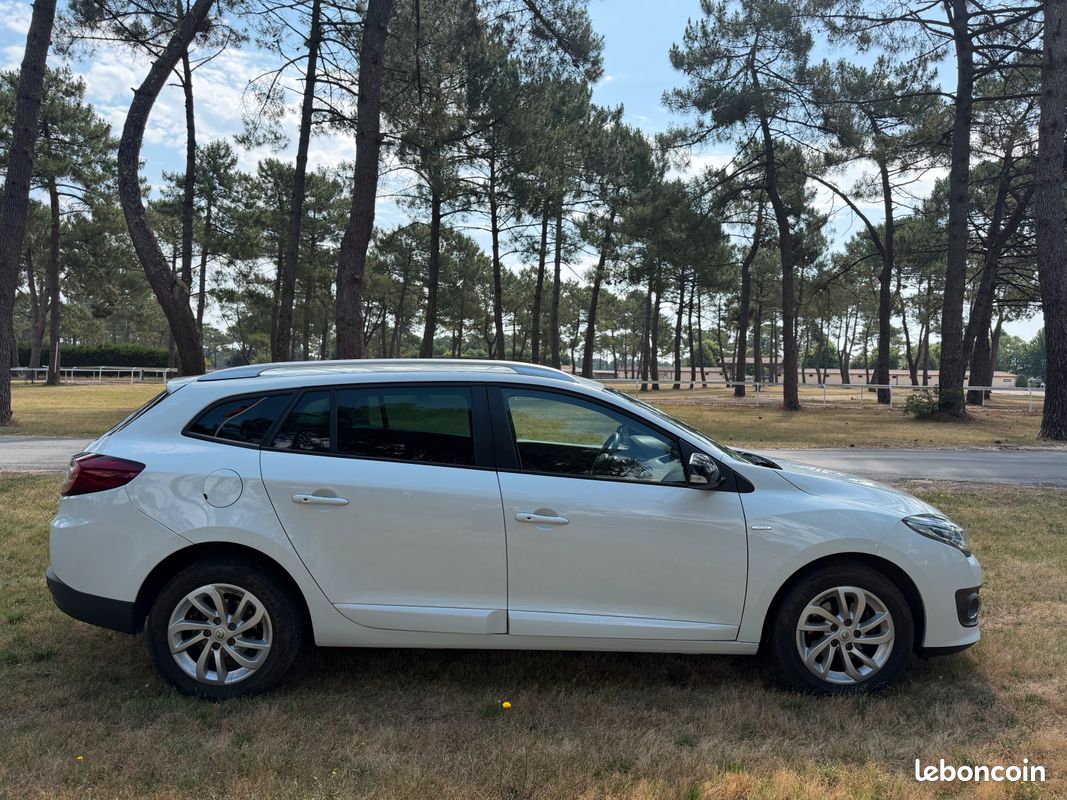 Renault Megane 1L2 TCe 115 Ch en version Limited très très bel état. Chaine distribution neuve sur facture. Un vrai plaisir à conduire. Ct Parfait (image 4)