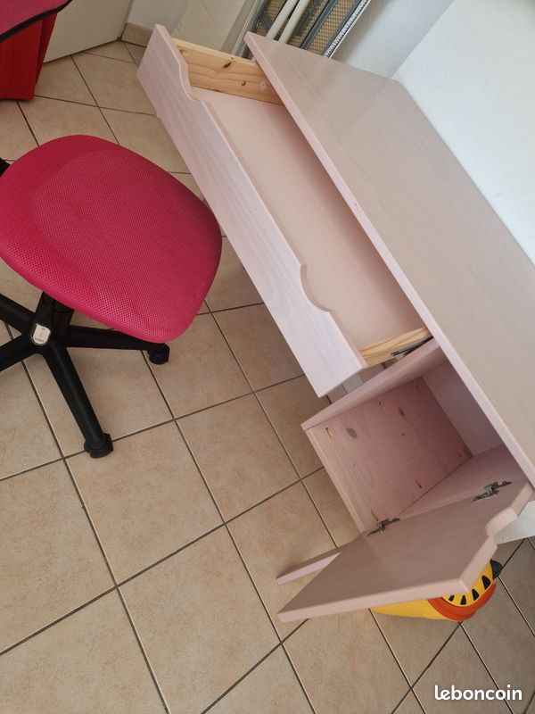 Lot bureau enfant rose, sa chaise à roulettes et poubelle Curver Tigre (image 2)