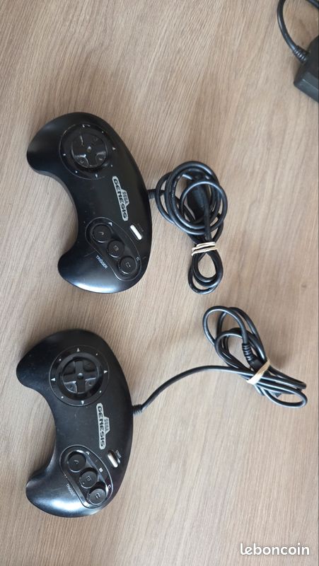 A vendre sega mega drive avec 2 manettes (image 2)