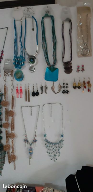 Lot Revendeur De 50 Colliers Fantaisie - Destockage Neuf Avec étiquettes