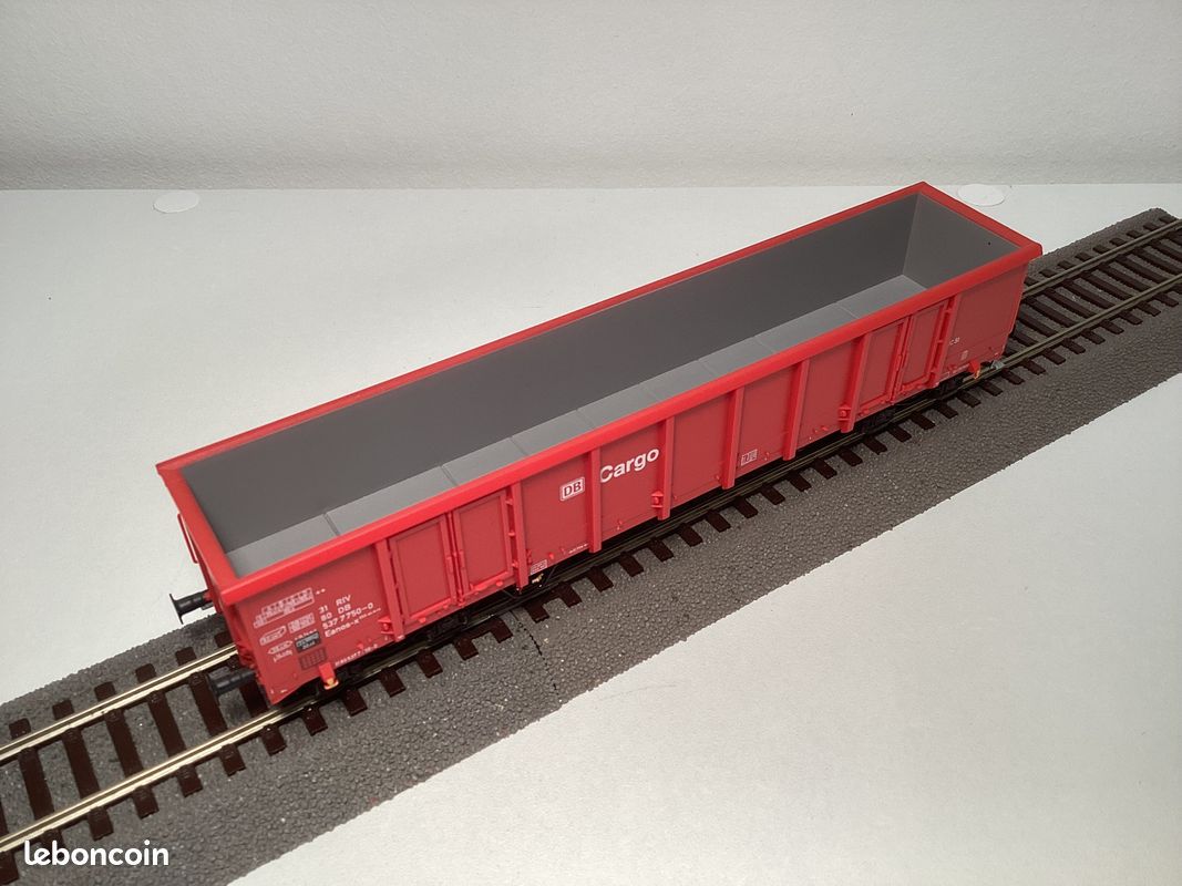 Wagon plat à 2 essieux avec conteneur Arcus Logistic Intermodal