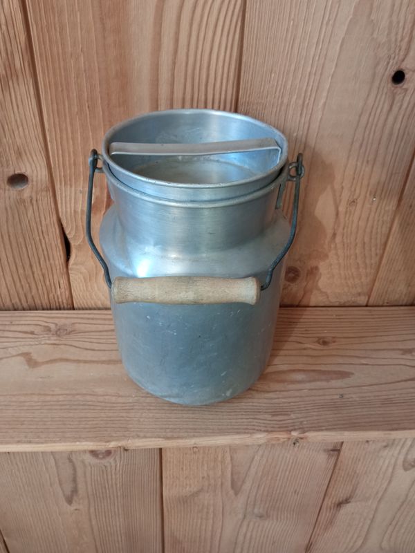 Ancien pot à lait en aluminium et poignée en bois –