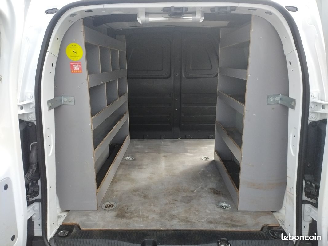 10825 HT - RENAULT Kangoo Van Blue DCI 95 Grand Confort GPS 1,5 L + Attelage - 01/2023 - 85792 kms (image 6)