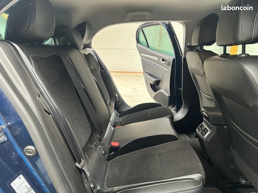 RENAULT Megane 1.3 140ch INTENS - 2020 - CarPlay - Boîte auto - Attelage - Caméra De Recul - Régulateur - Lumière D'Ambiance - Carte Main Libre (image 24)