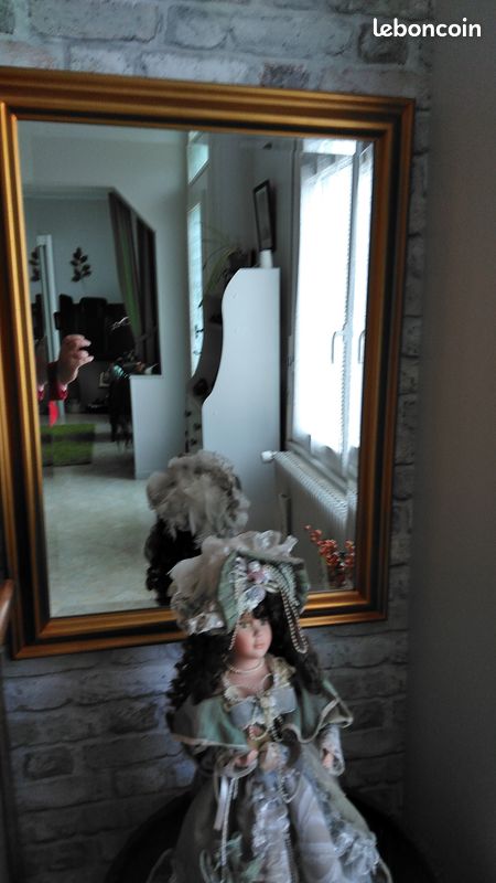 Joli miroir à bords dorés de 61 cm X 81 cm (image 1)