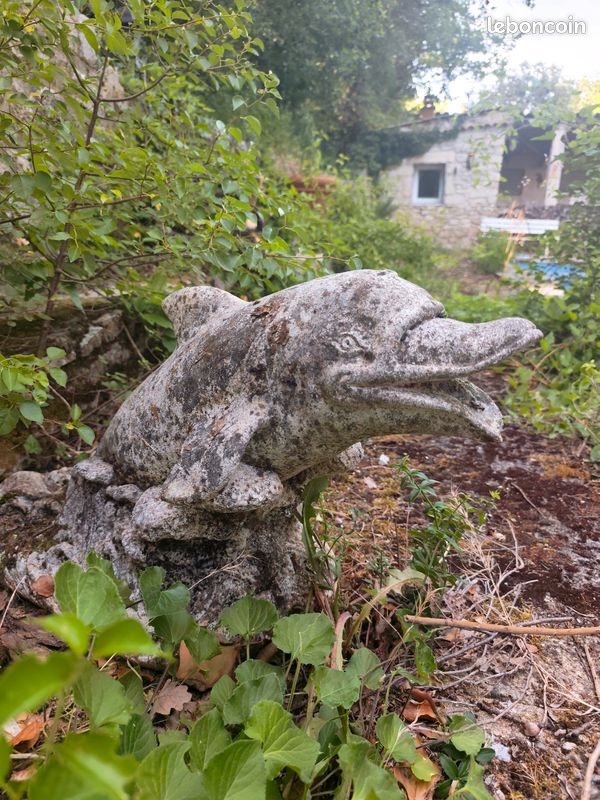 Dauphin sculpture (image 3)