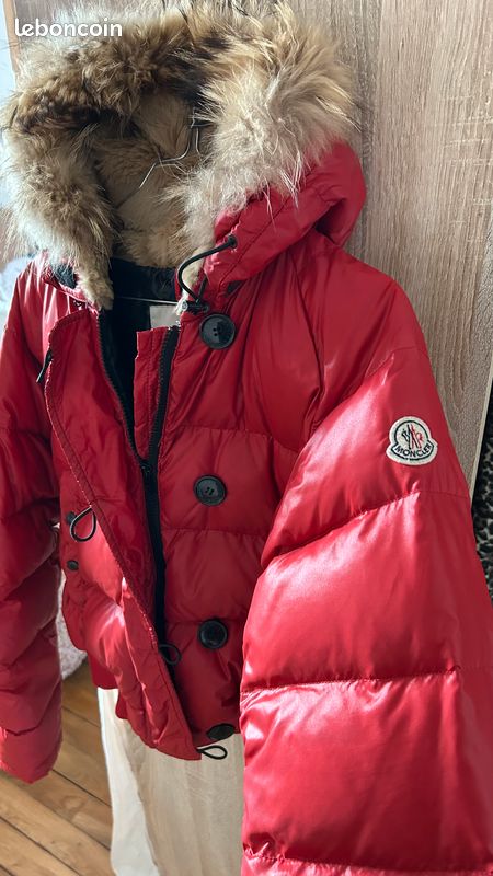 Doudoune Moncler rouge avec fourrure Femme taille 36 Vêtements