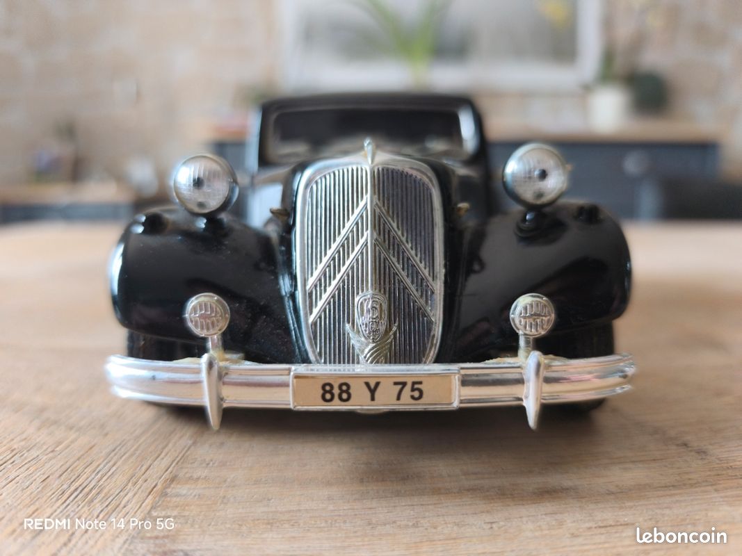 Citroën - Traction 15CV Custom 1952 - Maisto - 1/18 - Autos Miniatures